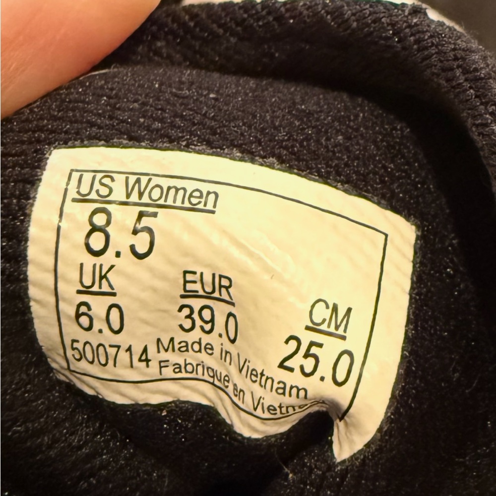 Vans Women’s Classic Black and White Sneakers Sz 8.5 - Picture 2 of 8